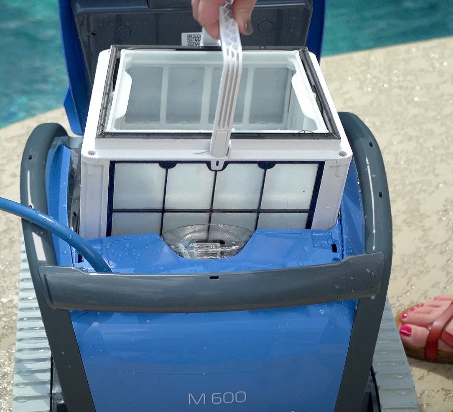 Robot M600 pour Piscine Creusée w/Chariot & Wi-Fi de Maytronics