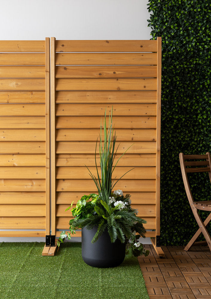 Jardinière Géraniums Blancs & Verdure Pot Noir Rond